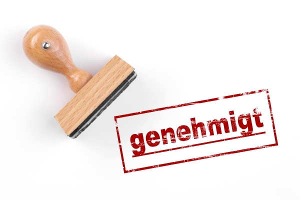 Ein Stempel mit dem Aufdruck genehmigt
